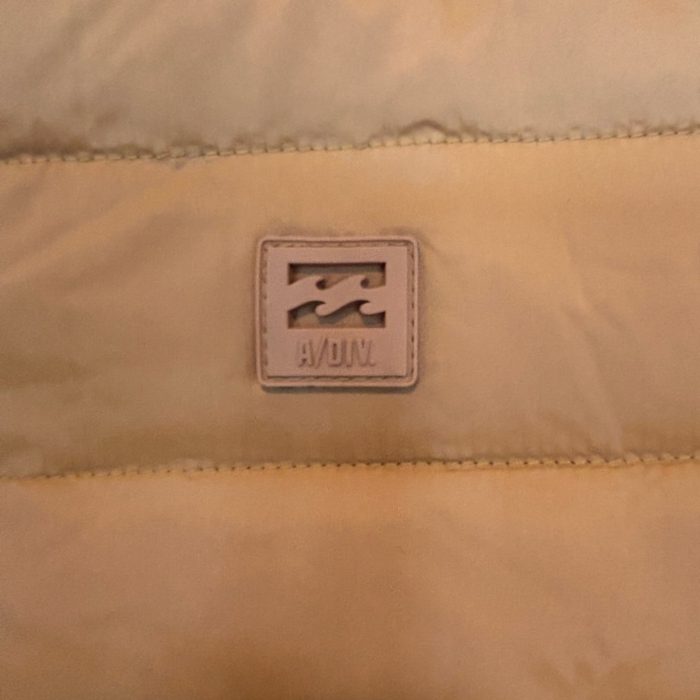 NWT Billabong Tan Puffer Jacket Medium - Picture 7 of 8